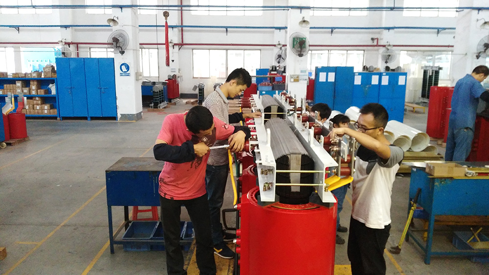 2015应届生车间工作照